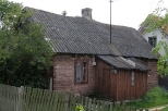 Drewniany domek we wsi Trzepnica.