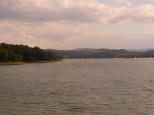 jezioro solinskie z łódkami