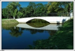 Tarce - park okalający renesansowy pałac Ostrorogów-Gorzeńskich z II połowy XIXw. _ most na wyspę