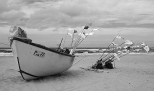 Pia-77. Kuter rybacki na plaży w Piaskach
