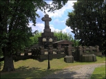 Grobowiec rodziny Zamoyskich z tyłu kościoła - Maciejowice