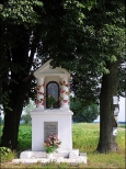 Kapliczka  w pobliskiej wsi Halinówka