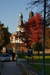 Sanktuarium i klasztor w. Jadwigi lskiej w kolorach jesieni.