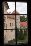 zamek w Pieskowej Skale - widok z sali muzealnej na baszt