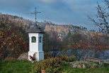 Biaa kapliczka nad jeziorem Jaczno.
