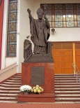 Pomnik papiea Jana Pawa II przed kocioem p.w. Matki Boej Krlowej Polski