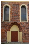 Kościół Narodzenia Najświętszej Marii Panny w Sobótce - boczne wejście z profilowanym, ceglanym portalem