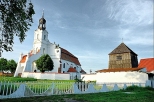 Kościół poklasztorny z widoczną po prawej dzwonnicą