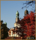 Sanktuarium i klasztor w. Jadwigi lskiej w kolorach jesieni.
