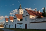Eremy i wieża zegarowa klasztoru w Wigrach.