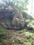 Dziwna skałka na tatrzańskim szlaku