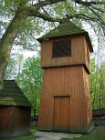 Gruszów. Wolnostojąca drewniana dzwonnica.