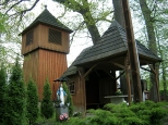 Otoczenie drewnianego kościoła w Gruszowie.