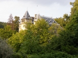 Zamek w Gouchowie w otoczce przepiknej rolinnoci okalajcego go parku