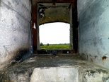 Jeden z otworw strzelniczych w pierwszym schronie fortu zarzecznego widziany od wewntrz....