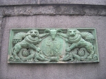 Zachowany detal na murze filii Muzeum Grnolskiego z wyburzonej kamienicy przy placu Kociuszk