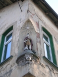 Figurka Floriana na ul. Chojnickiego w Zabrzu.