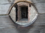 widok na izb tortur na Zamku Sandomierskim przez dyby