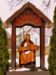 Parafia p.w. w. Apostow Piotra i Pawa w Trzciannem...jedna z kapliczek na dziedzicu kocielnym ....
