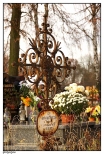 Gostyczyna - cmentarz parafialny, stary nagrobek z ciekawym krzyżem
