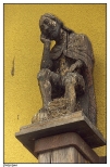 Gostyczyna - słup przydrożny znajdujący się przy kościele, przeniesiony z sąsiedniego Chotowa, ufundowany przez Wawrzyńca Olejnika, z rzeźbami Pawła Brylińskiego z 1849 roku