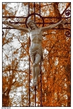 Gostyczyna - cmentarz parafialny, krzyż z Jezusem wykonanym z blachy
