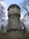Kolejowa wieża ciśnień z żelbetu w Orzeszu.