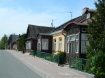 Janw Podlaski. Drewniane domy przy drodze do Pastwowej Stadniny Koni Janw.