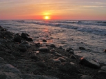 Zachód słońca z  kamienistej  plaży  w  Rozewiu. było tylko 12 st. i wiał bardzo porywisty wiatr