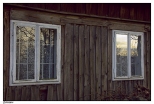 Goliszew - okna drewnianego domu - jedenego z najstarszych we wsi