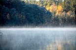 Augustowskie jezioro Sajno spowite jesienną mgłą...