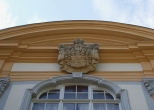 Kartusz herbowy rodu Hocbbergów na ścianie wschodniej budynku bramnego.