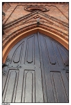 Tykadłów - wspaniałe drewniane drzwi widące do wnętrza gotyckiej świątyni św. Katarzyny