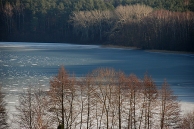 Pokryte lodem jezioro Wysokie Brodno