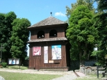 Drewniana dzwonnica z trzema dzwonami w Małogoszczy