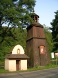 Drewniana dzwonnica wiejska z XIX w. w Czernichowie.