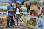 Augustowski artysta malarz Zenon Stankiewicz z żoną podczas ekspozycji swoich prac na Rynku Zygmunta Augusta.