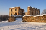 Ruiny zamku w Bodzentynie zim