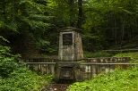 obelisk na potoku Bełkotka w Iwoniczu Zdroju