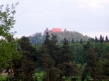 Widok z Jurkowa na wzgrze i zamek Grodziec