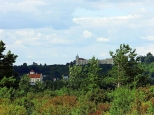Widok z Mmierza na zamek i koci w Janowcu