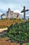 Mirów.Widok na ruiny zamku spod krzyża.