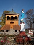 Grójec. Drewniana dzwonnica z 1889 r. przy kościele p.w. Św. Mikołaja Biskupa.