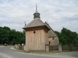 Niekrasw - drewniana dzwonnica konstrukcji supowej z 1772 r.
