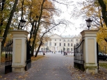Misk Mazowiecki. Brama do paacu barokowo-klasycystycznego w Parku Dernaowiczw.