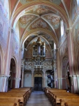 Wnętrze romańskiego kościoła klasztornego