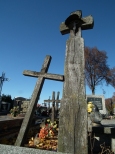 Drewniane krzyże na cmentarzu w Wilkołazie