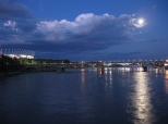 Widok mostu kolejowego oraz Stadionu Narodowego wieczorem