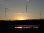 Most Grota Roweckiego przed zachodem słońca