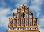 Szczyt fasady odnowionej XV-wiecznej wityni pw. Boego Ciaa